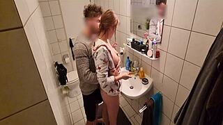 Üvey kız kardeş tuvalette sertçe sikildi, yakalandı