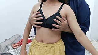 Femme au foyer desi, tu veux baiser le livreur de nourriture ce soir ? Dis-moi, tu es partante ?