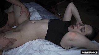 Zoe Doll española curvy tiembla con orgasmos intensos. Su sexo apasionado deja a todos atónitos