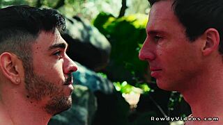 Прямые геймеры-бодибилдеры сосут и ебут в жопу большие монстр-члены в позе собаки без презерватива