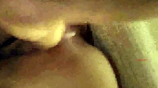 안경 쓴 중국 미녀가 남친과 뜨거운 야한 액션!