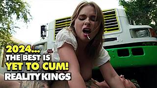 בלונדינית מילף קוראת למאמן לזיון אחר אימון