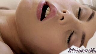 Классная бабенка жестко трахается в спальне с бойфрендом