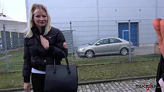 Aventura de sexo hardcore no banco traseiro da van