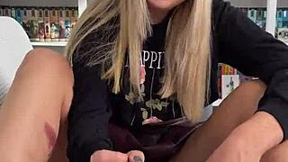 Prijateljica si nateže v POV bližnjem posnetku