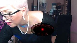 Aimee milf calda a letto con ragazza santa deepthroat?