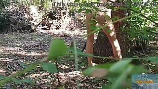 Wow, Mala Dvojka zeigt ihren sexy Körper in diesem wilden Wald! 🌳