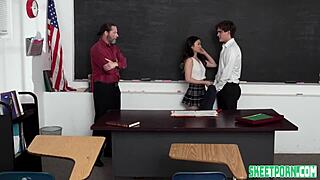 Bagaimana siswi liar Lulu Chu godain gurunya?