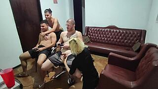 Videójátékos este vad bareback csoportos szexbe fordul
