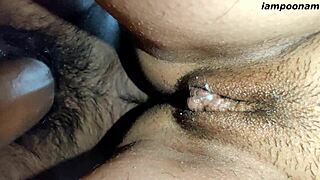 Indyjska bhabhi ssie kutasa, podczas gdy ją pieprzą i zalewają w grupie.