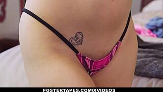 فتيات بيكيني لذيذات يتم نكهن بقوة في مجموعة خارجية