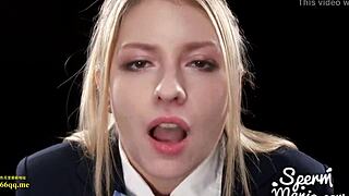 Blonde Schlampe schluckt Sperma bei wilder Blowbang-Party