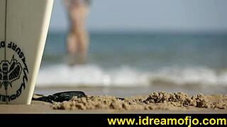 Surfaj z rjavolasko gejevsko samostojno masturbacijo na plaži!