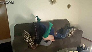 Adik Tiri Putih Dapat Rawatan Sofa Casting Dan Pancut Atas Kontol